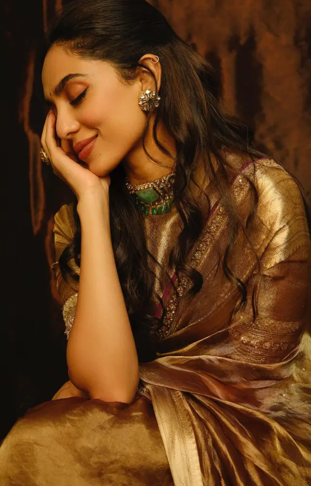 Her half-clutched hair added a touch of grace to her overall look