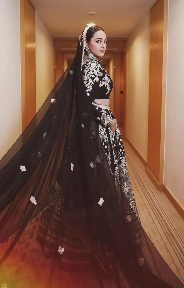 The actress looked like a princess in this black and white lehenga with an elaborate viel
