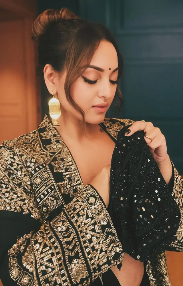 Sona wore simple golden earrings and paired the dress with a potli-style bag and looked like a diva