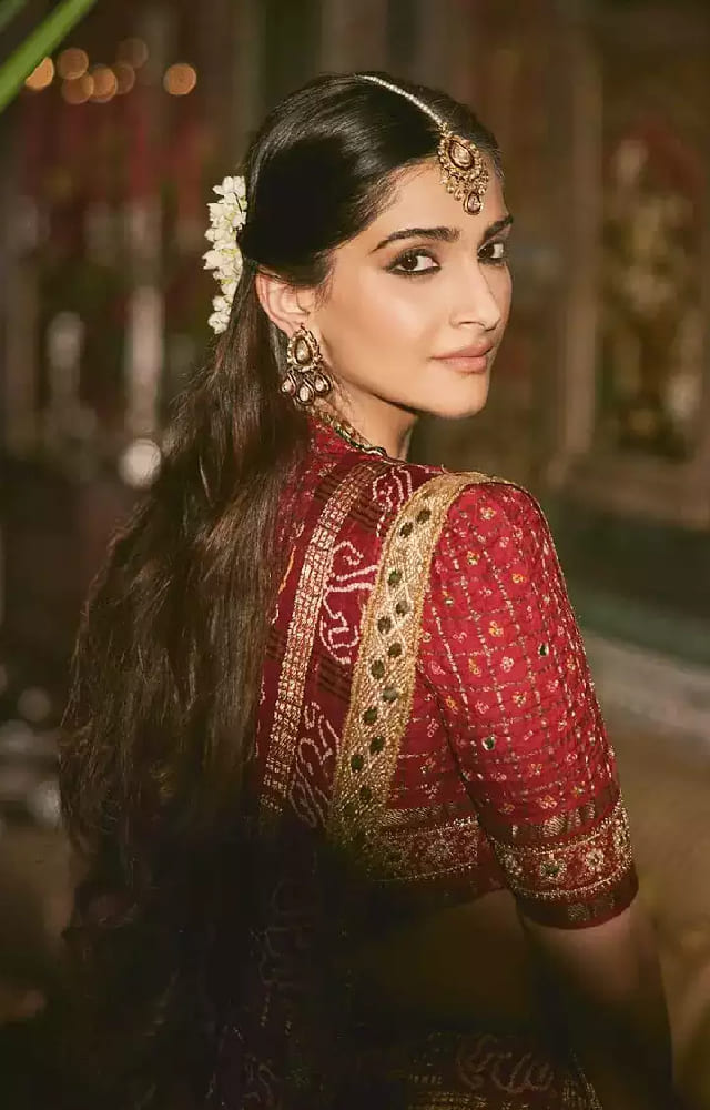 Borrowing mom`s sarees will never get old, as her collection is everything classic and timeless. Sonam looks absolutely gorgeous in her mom`s gharchola saree.