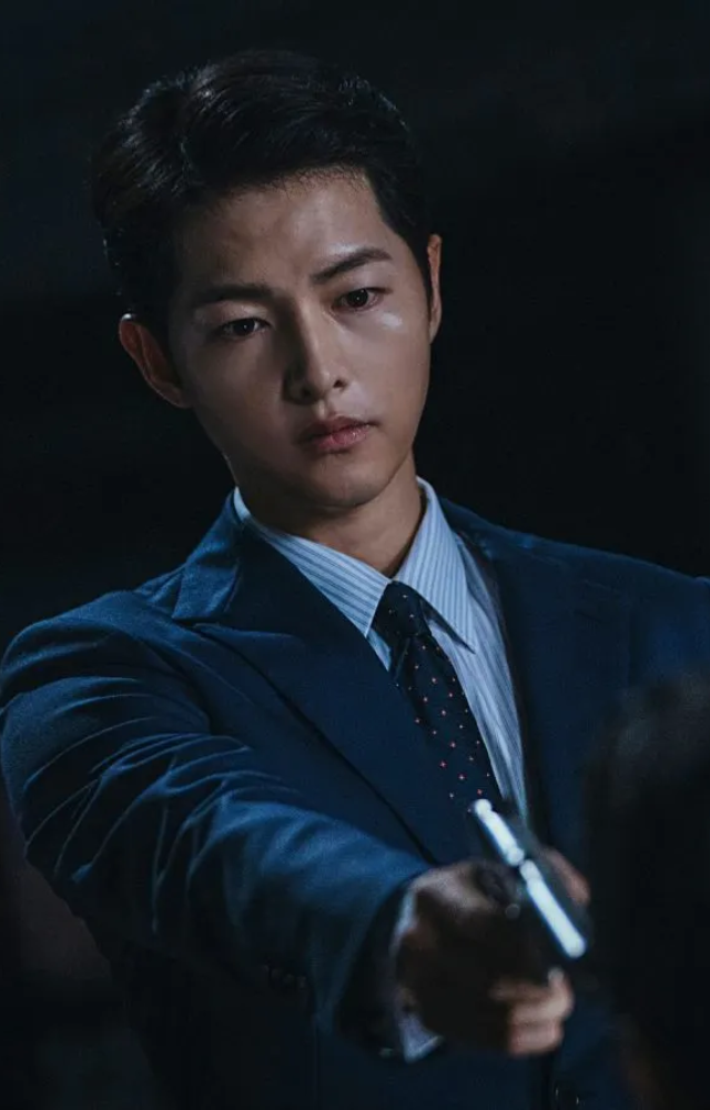 Playing a mafia lawyer, Song Joong-ki returns to Korea seeking revenge and justice, using his wit and criminal tactics.
