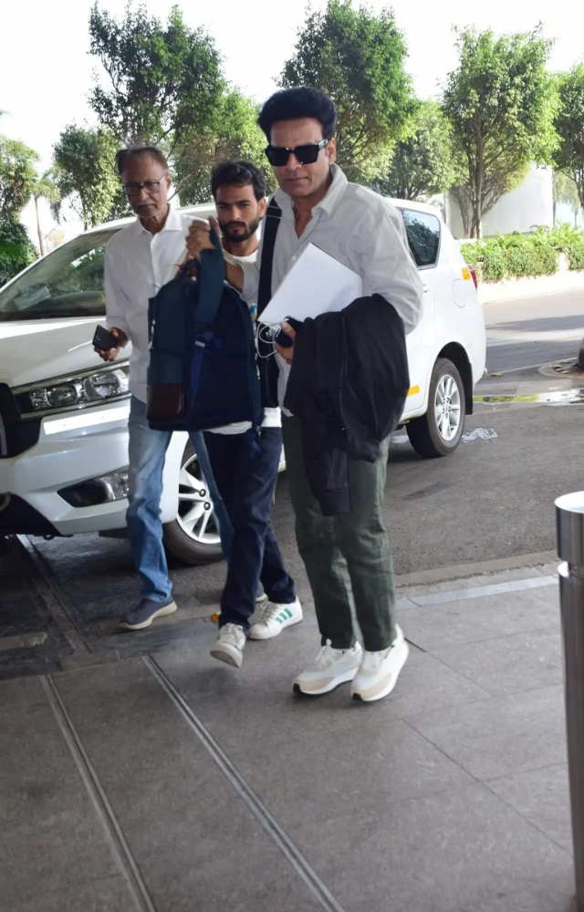 Manoj Bajpayee was spotted at the Mumbai airport this morning! The actor looked dashing as he dashed to leave