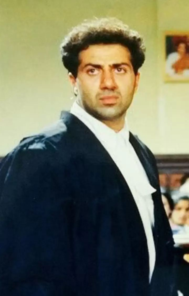 His powerful role as a lawyer in this social drama earned him widespread acclaim and a National Award for Best Supporting Actor.