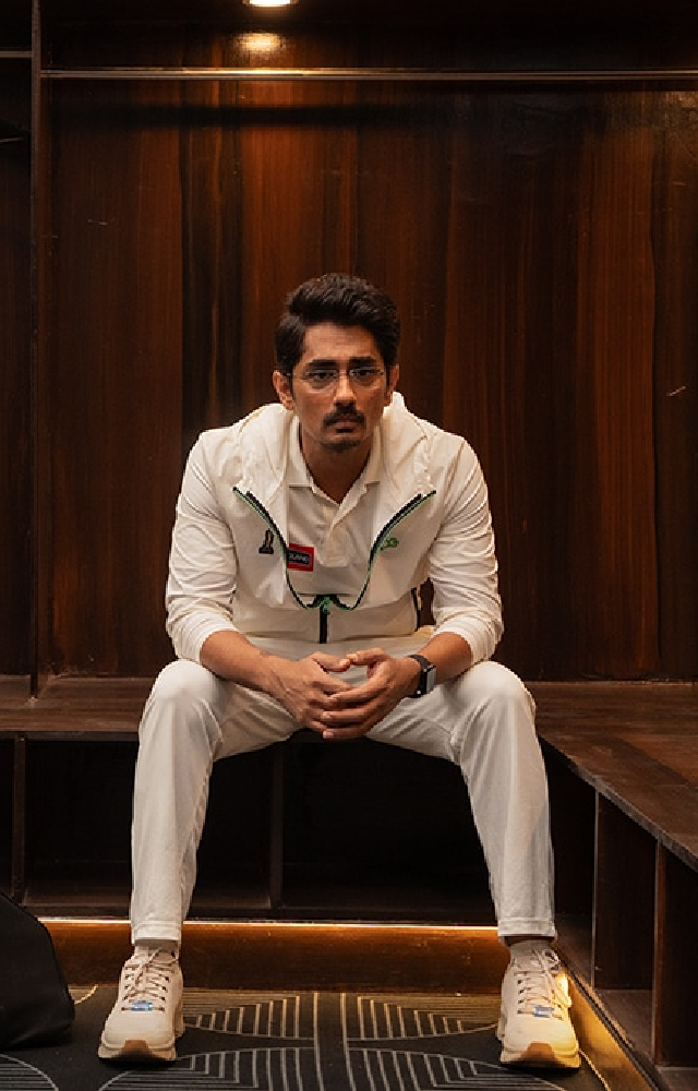 The story revolves around Arjun Venkatraman (Siddharth), once a successful cricket player, who is on the verge of being dropped from the national team.