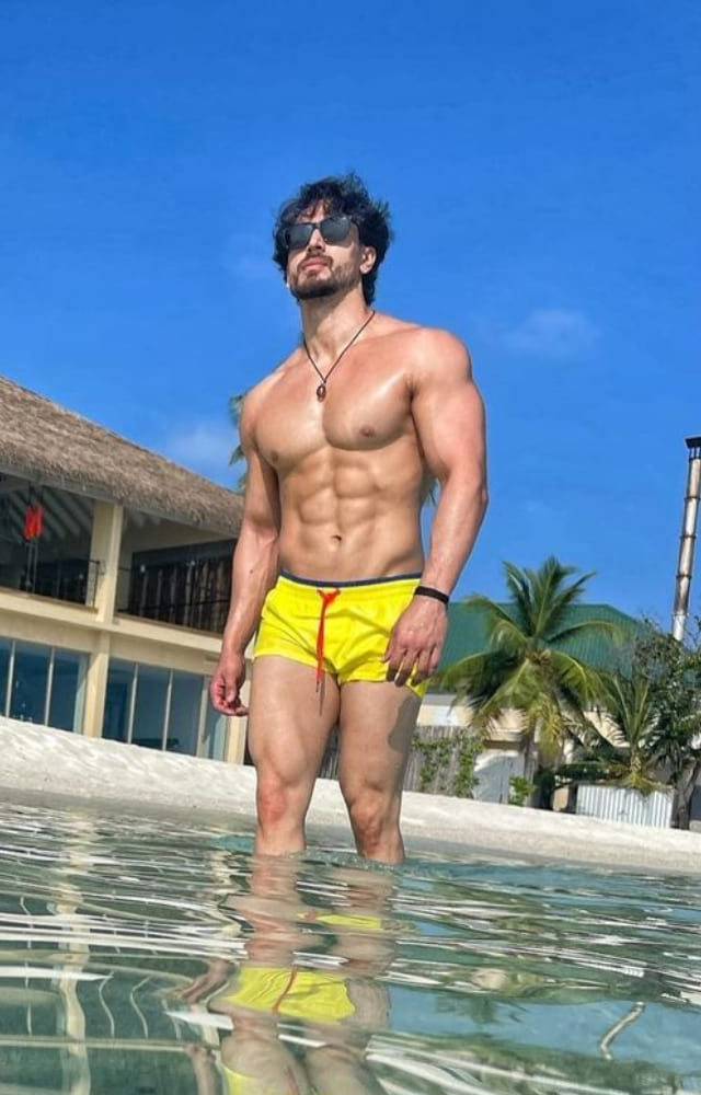 Tiger Shroff sure knows how to keep it cool with just a casual pair of yellow shorts as he flaunts his six-pack abs.