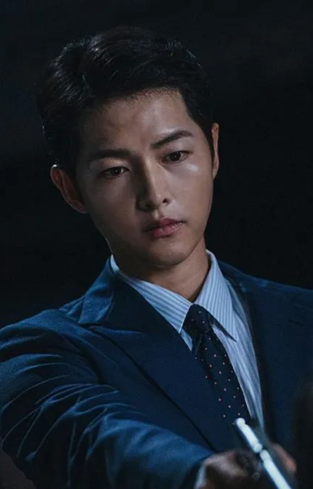 A Korean-Italian lawyer with mafia ties returns to Seoul to serve justice his way, taking down corrupt conglomerates in this dark, action-packed drama.