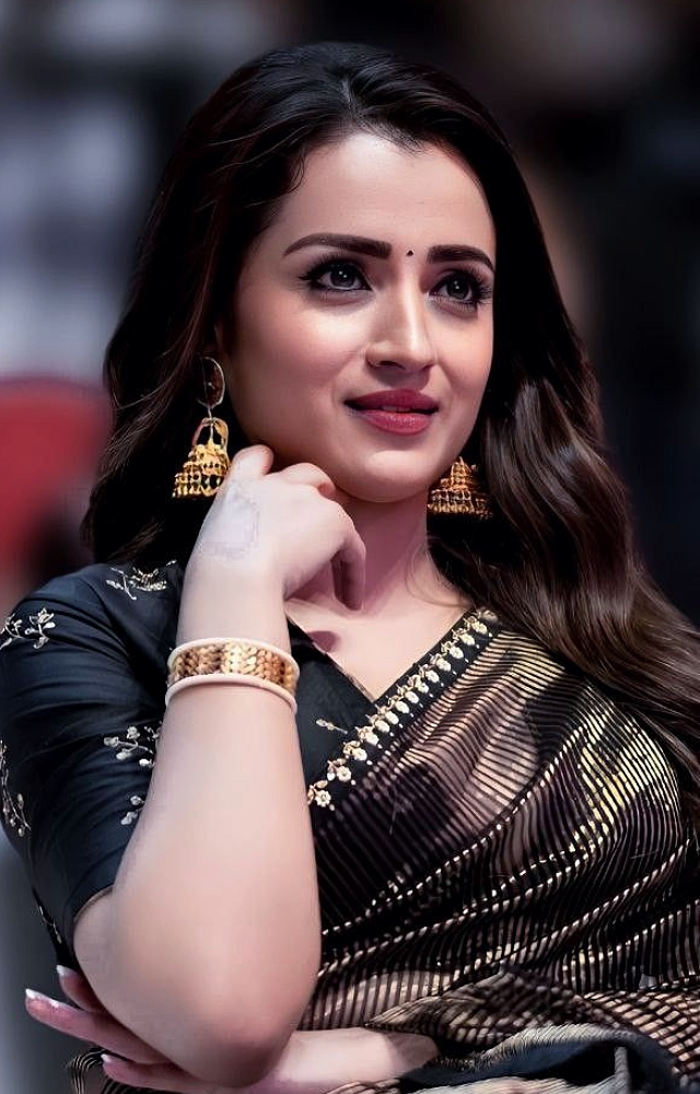 Trisha seamlessly transitions from traditional to modern. Her modern styles are the same effortless looks as beautiful as her other looks