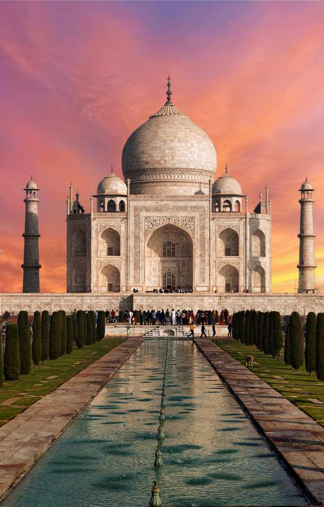 A stunning symbol of love, this white marble mausoleum is a masterpiece of Mughal architecture, built by Emperor Shah Jahan in Agra.
