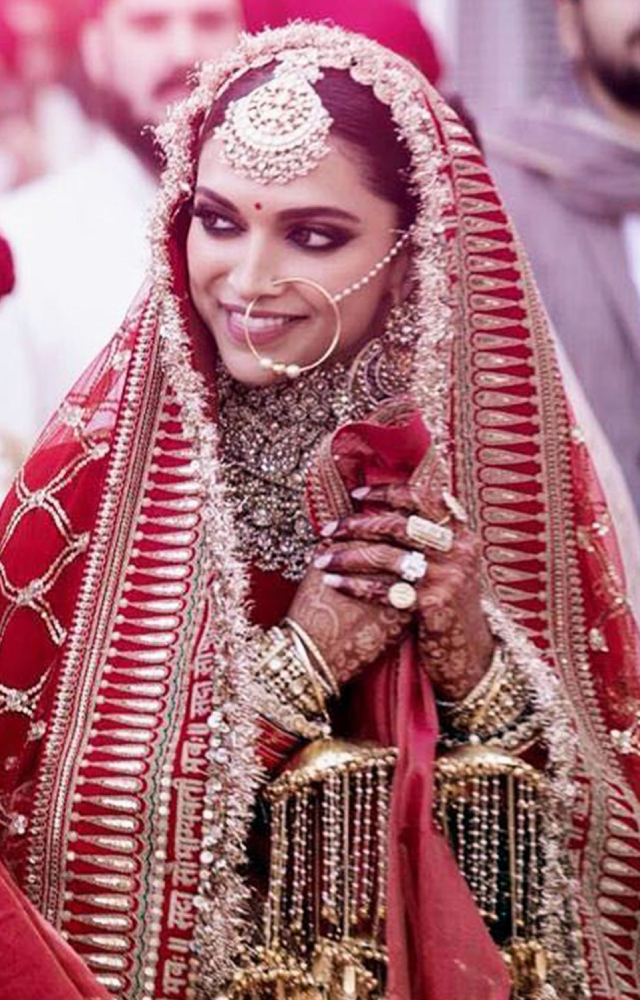 Even after being charged for customs duties, purchasing gold jewellery in the USA can be 12.5% cheaper. Indian shops in New York sell high-quality gold.