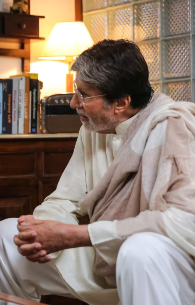 Athiyan’s quick justice clashes with Judge Satyadev’s (Amitabh) human rights advocacy, forming a moral dilemma that drives the film’s tension.