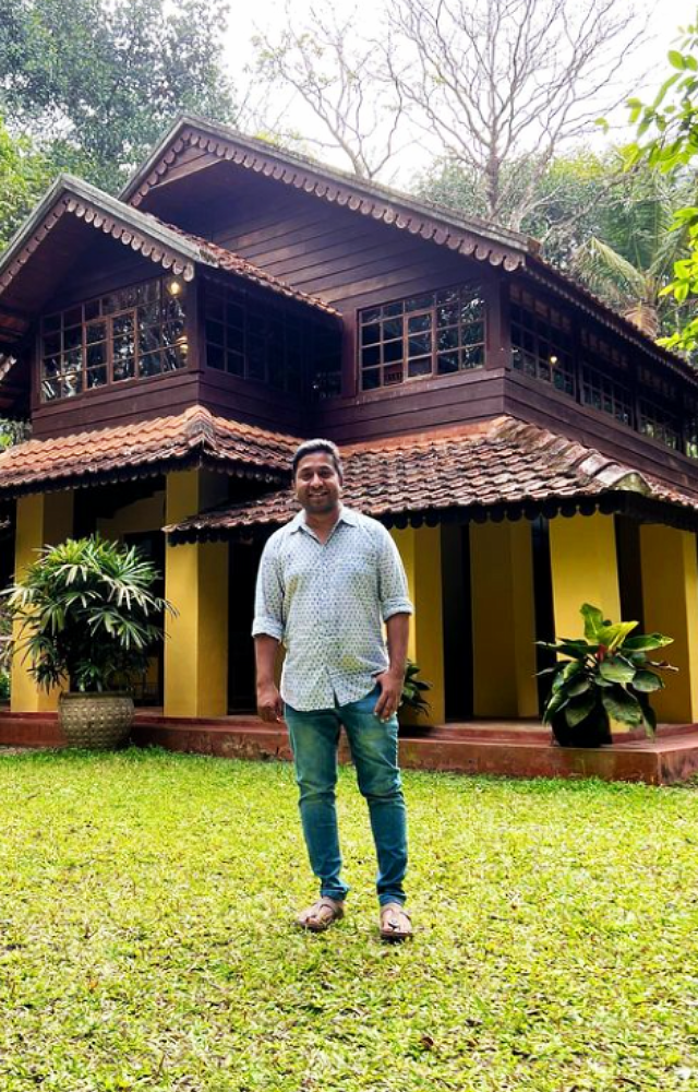 Vineeth’s second directorial venture was the romantic drama Thattathin Marayathu. He not only directed the film but also contributed as a screenwriter 