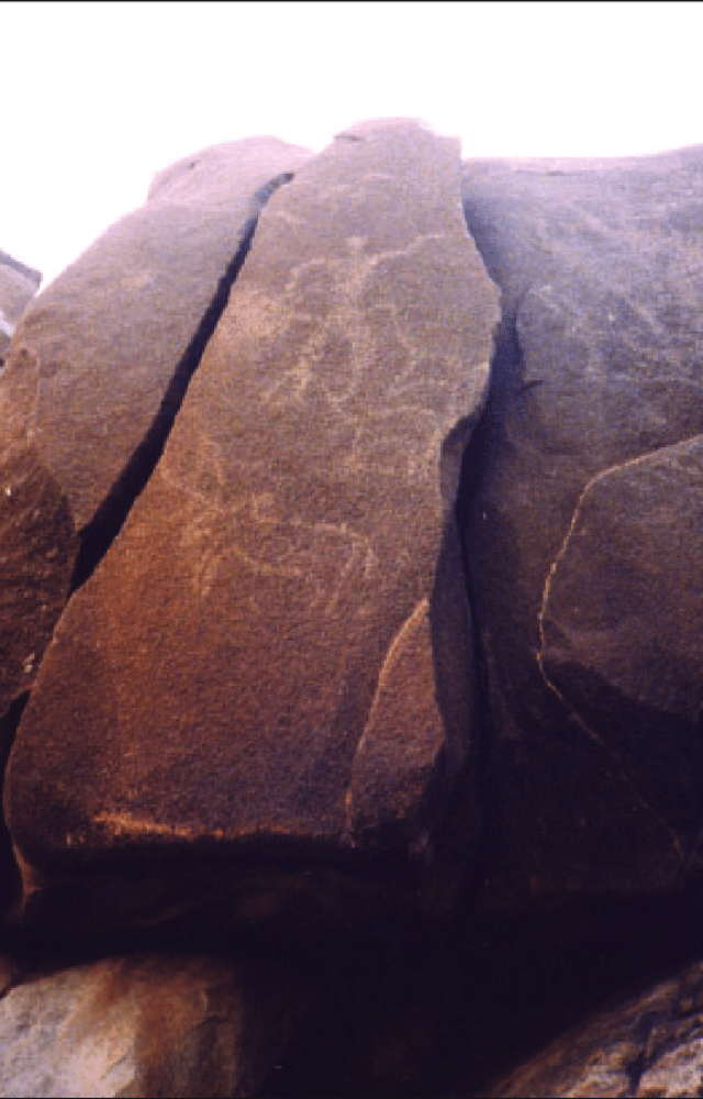 Engravings here include hammer marks and animal carvings, possibly linked to ritualistic drumming by Neolithic communities.

