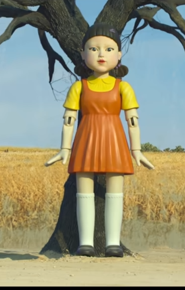 Move on green, freeze on red. A giant doll tracks motion with deadly precision. A terrifying introduction to the games.
