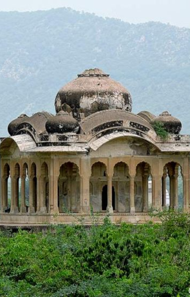 Though overnight stays in the fort are banned, nearby guest houses let you sleep right next to India’s most haunted ruins.
