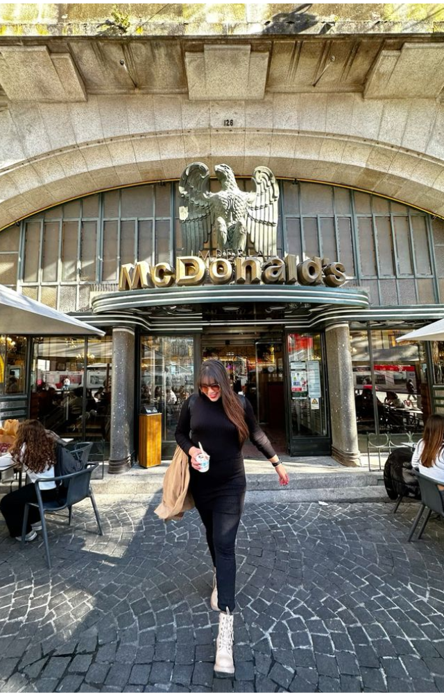 This futuristic McDonald’s features reflective glass walls and geometric architecture, looking more like a museum than a restaurant.
