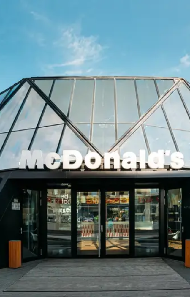 Housed in a 1930s Art Deco café with stained glass and crystal chandeliers, this outlet is a glamorous slice of fast food history.
