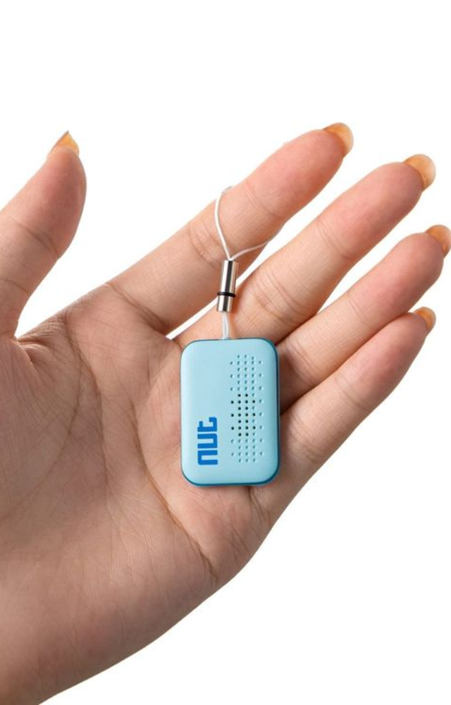 Tiny gadgets like Tile or AirTag help you find your lost items instantly. Minimal size, maximum peace of mind.

