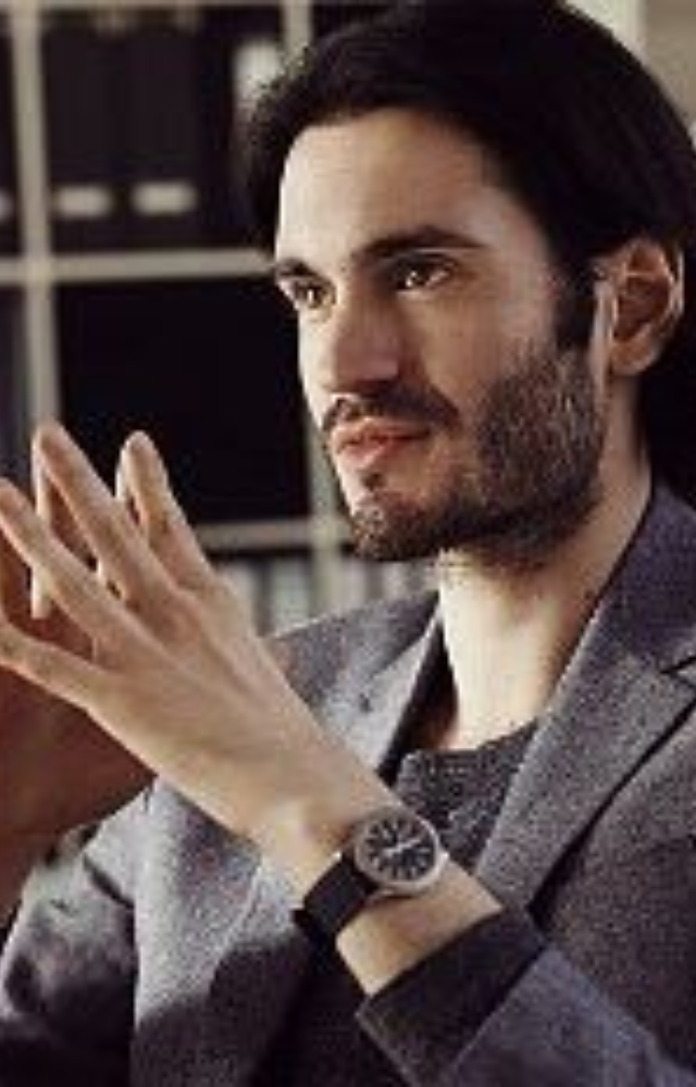 Expressive hand movements often show enthusiasm and openness. Minimal gestures may suggest calmness—or emotional restraint.
