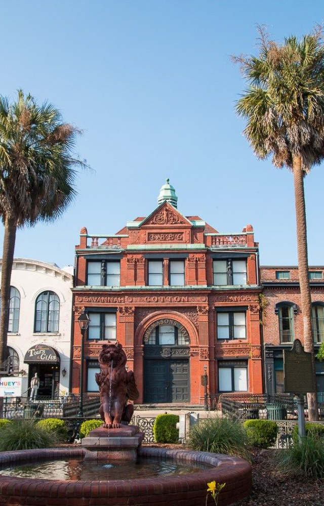 Despite its size, Savannah’s historic district relies on roundabouts, stop signs, and driver etiquette—no lights in some major areas.
