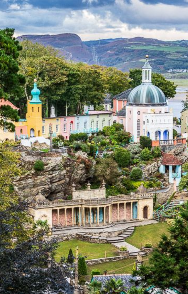 Designed as a scenic village, Portmeirion is closed to cars most of the time. Its layout eliminates the need for any traffic signals.
