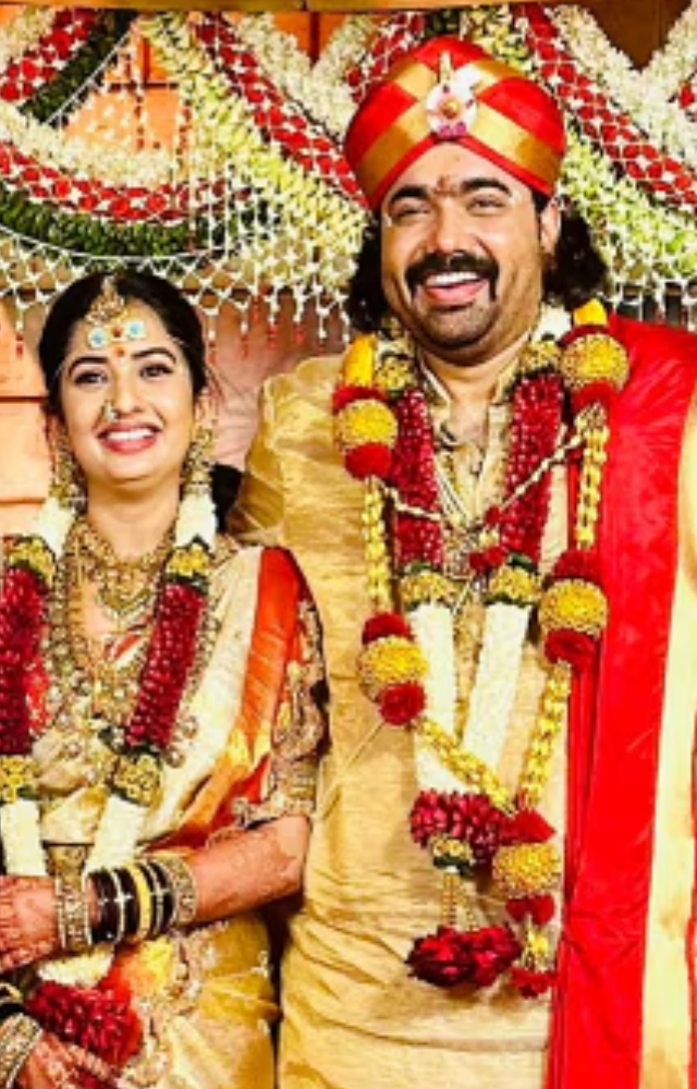 Tharun and Sonal’s wedding took place at Purnima Palace near Kengeri on August 11, 2024, Sunday. Mangalya Dharana was performed from 10:50 AM to 11:35 AM