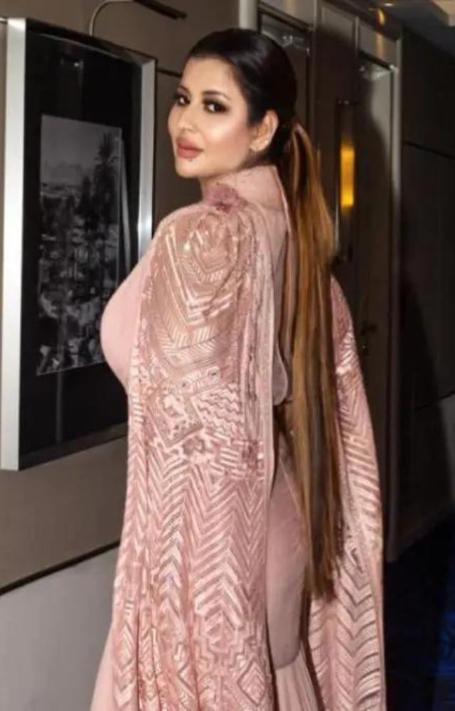 For her grand entrance, the businesswoman will wear a Tarun Tahiliani and a heriloom necklace with 30 solitaires, totalling to 180 carats.