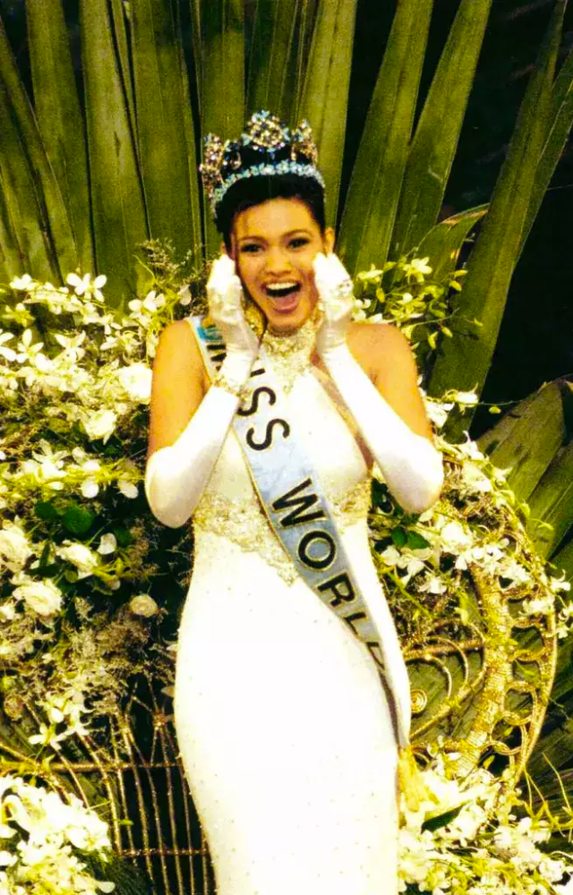 This graceful beauty looked stunning in a sleek white gown with straps during her coronation.