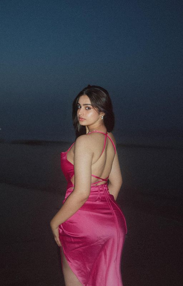 A Gorgeous Selection of Beach Photos, Highlighting the Actress`s Coastal Glamour and Radiant Charm.