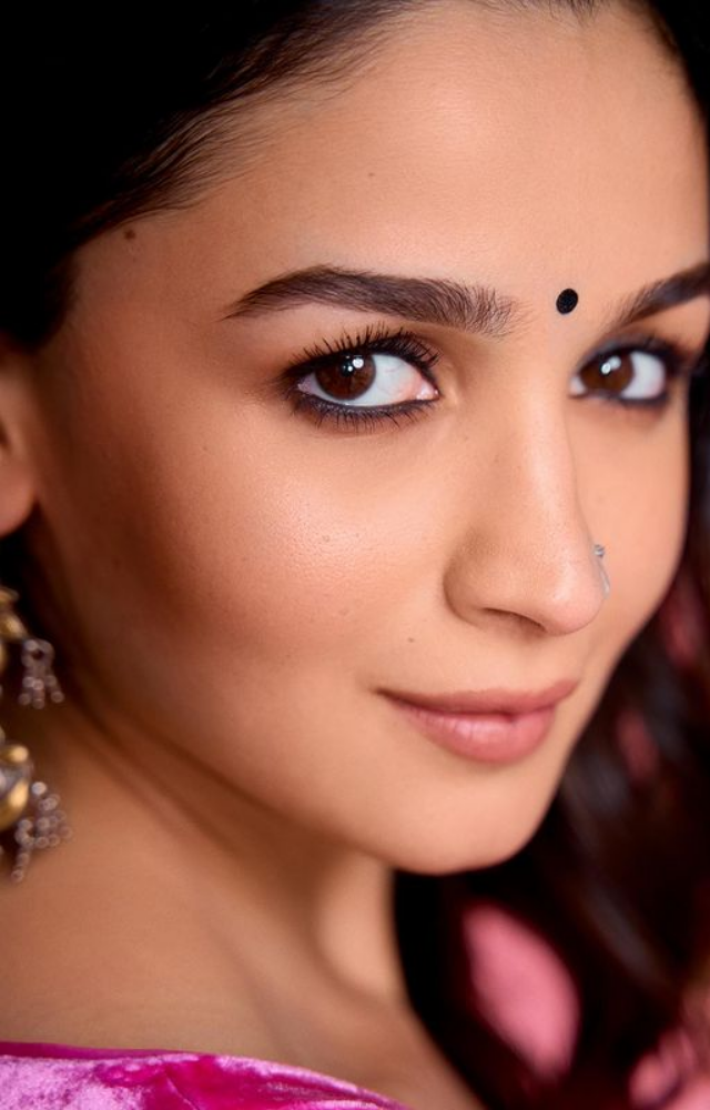 Alia Bhatt`s pink saree choice makes waves in the fashion world, embodying sophistication and charm.
