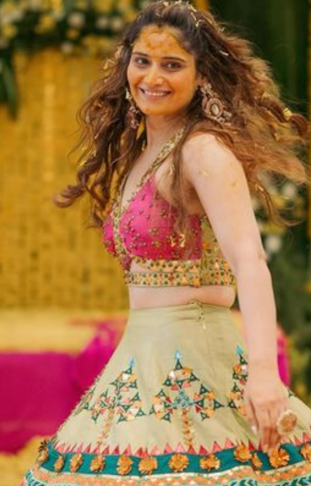 Glimpses of brilliant yellow and deep tones of turmeric, Arti Singh was enjoying every second of the event. Dressed in gorgeous green