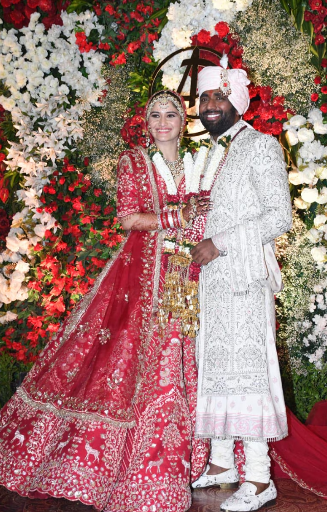 The images of Arti and Dipak are capturing people`s hearts and going viral on social media, quickly spreading over the internet.