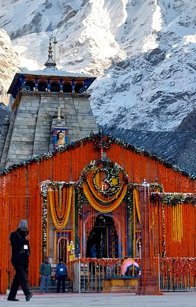 You can use a helicopter service to get to Kedarnath, which is an easy and quick way to get there. There are helicopter services from Guptkashi
