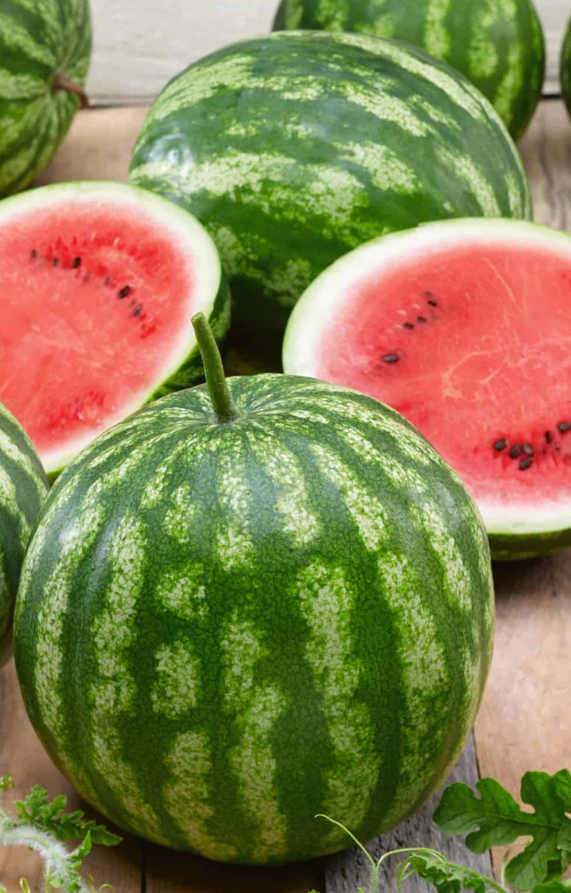 Watermelon, with its sweet flavor and crisp, juicy flesh, is the best way to satisfy your thirst on hot summer days.