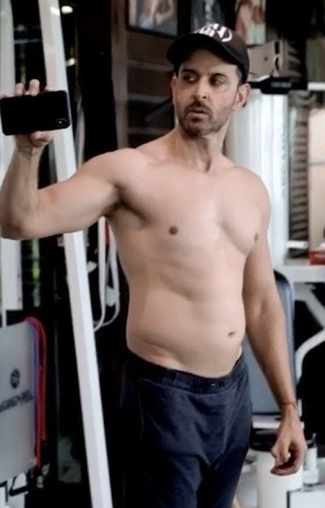 Sharing a picture before he started going to the gym, Hrithik looks loosened up. There is belly fat, loose shoulders and less muscles. 