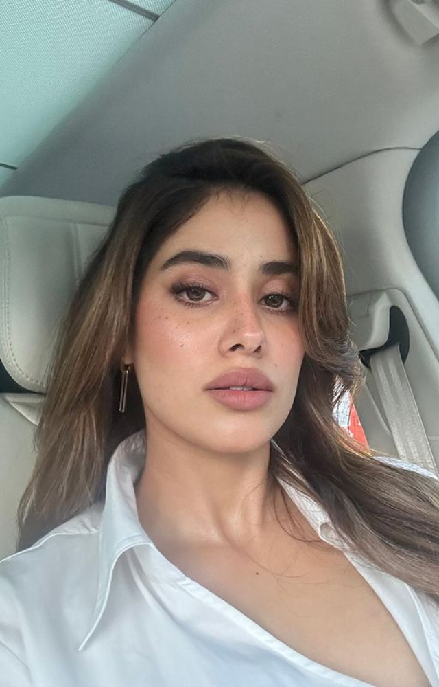 Janhvi Kapoor has an enduring appeal that effortlessly captures hearts, whether she is wearing cosmetics or not.