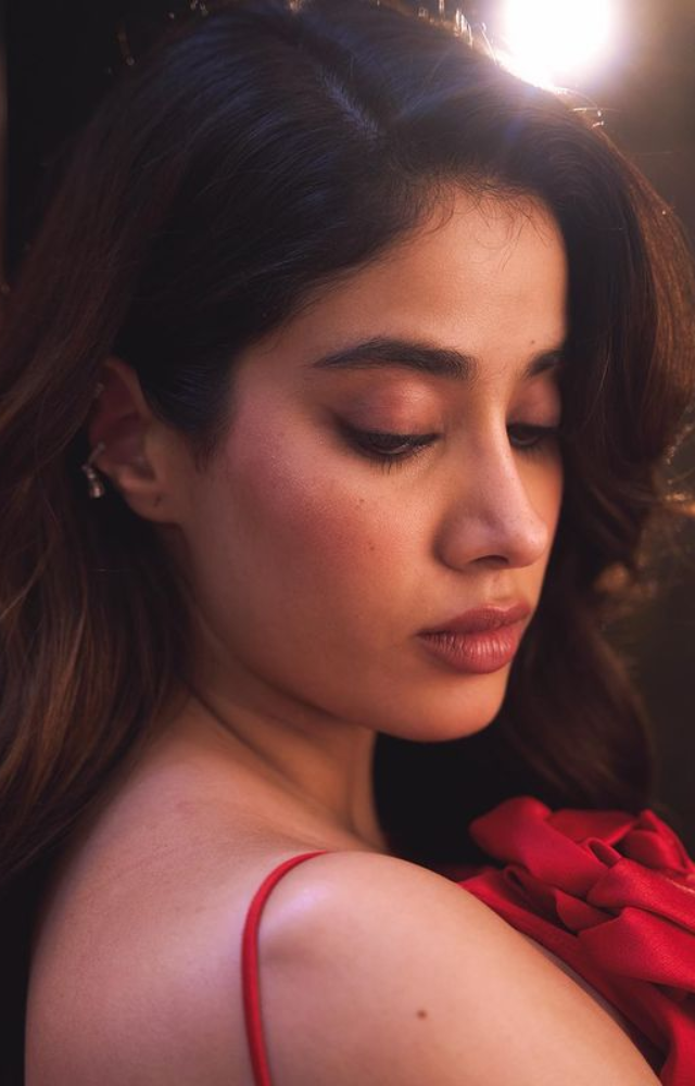 Whether wearing makeup or not, Janhvi Kapoor`s ever-present charm reflects her unwavering grace in every situation.