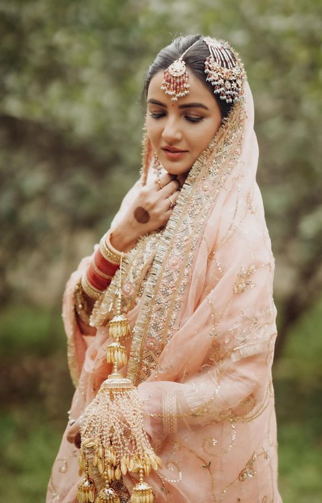 The ‘Dil Se Dil Tak’ star dropped a series of pictures wearing a peach salwar suit with golden embroidery