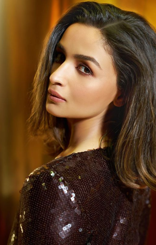 Savour Alia`s charisma as she enters the stage wearing a pretty outfit the colour of cocoa.