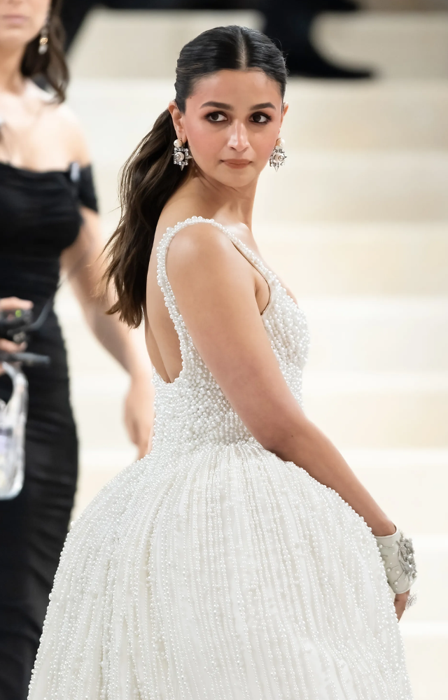 The white dress dressed by Alia Bhatta at the Met Gala attracted a lot of attention due to its lavish design. The gown was particularly stunning.