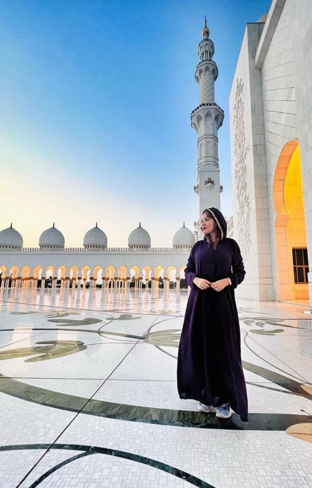 Basks in the Majestic Ambiance of Sheikh Zayed Grand Mosque, a Tale of Elegance.