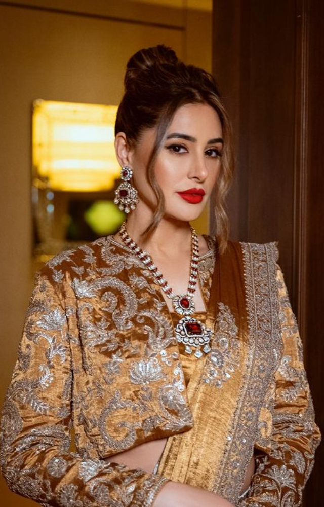 Nargis Fakhri steals the show at the Filmfare Awards with an exquisite attire that personifies grace and beauty.