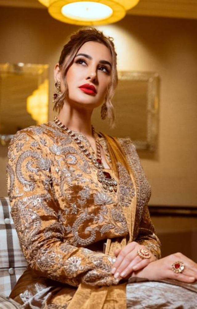 Nargis Fakhri makes an avant-garde statement at Filmfare, displaying her excellent sense of style on the main platform.
