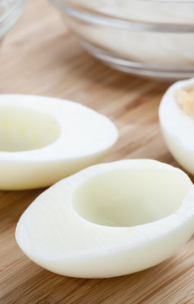 Before a workout, egg whites are a high-protein, low-fat food that is simple to digest. Enjoy them as part of a well-balanced dinner with whole grain toast.