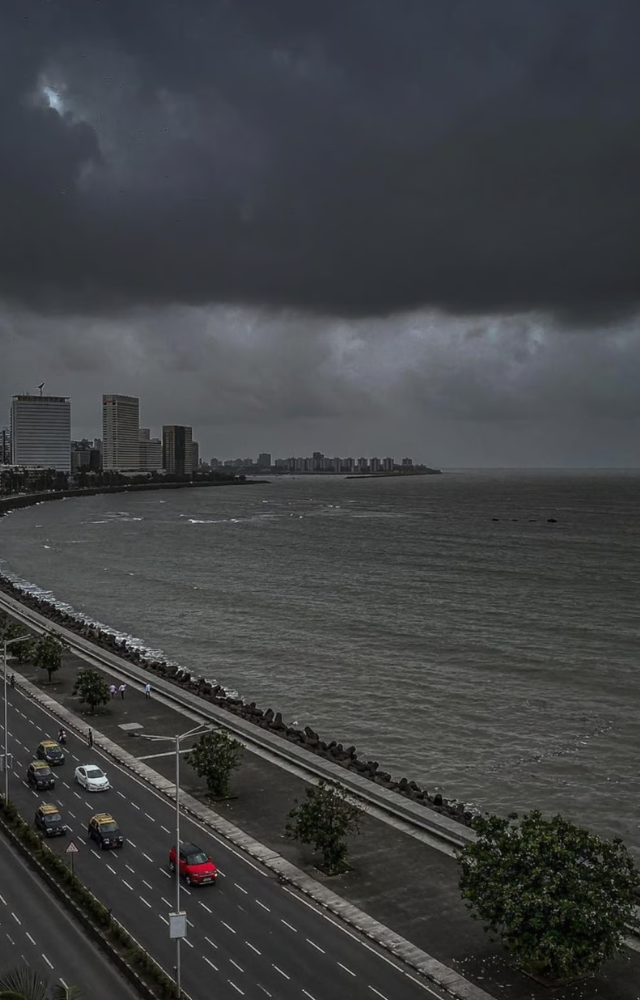 With its attractiveness, Marine Drive invites you to take a peaceful stroll by the water while it`s raining.So, enjoy the monsoon`s beauty and go out on a trek