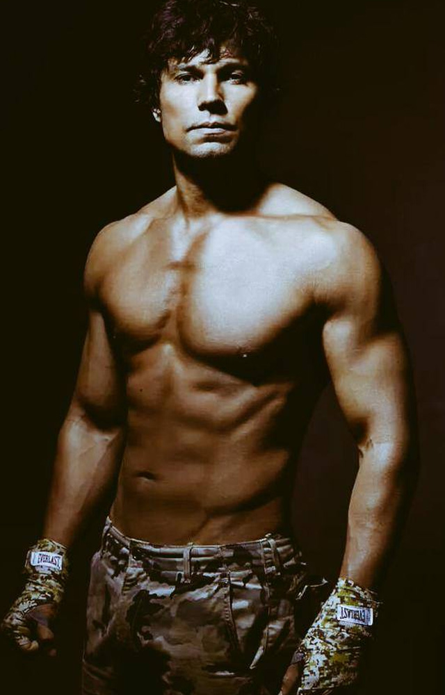 Randeep Hooda`s handsome appearance exudes effortless charm and is a picture of classy yet casual elegance.