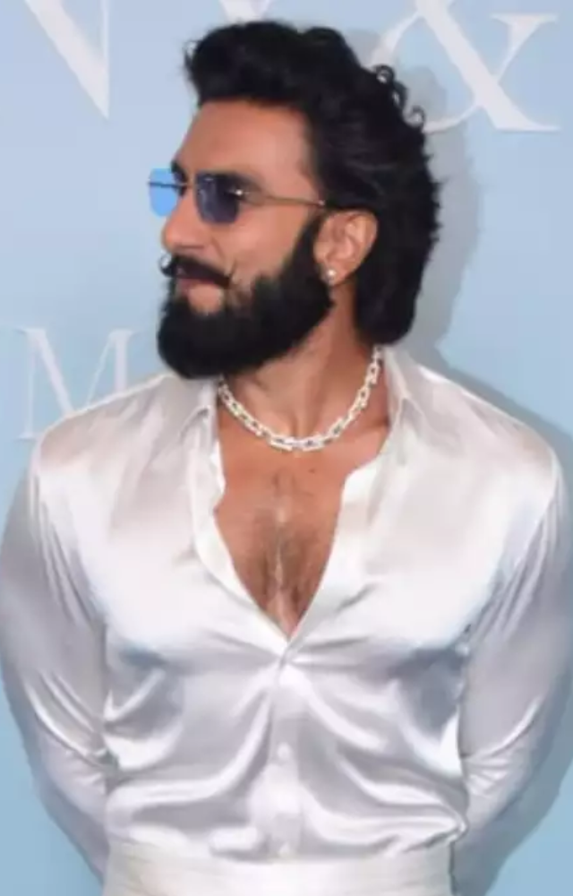 The actor`s choice of footwear made a statement, demonstrating his willingness to break gender norms and embrace avant-garde styles with confidence.