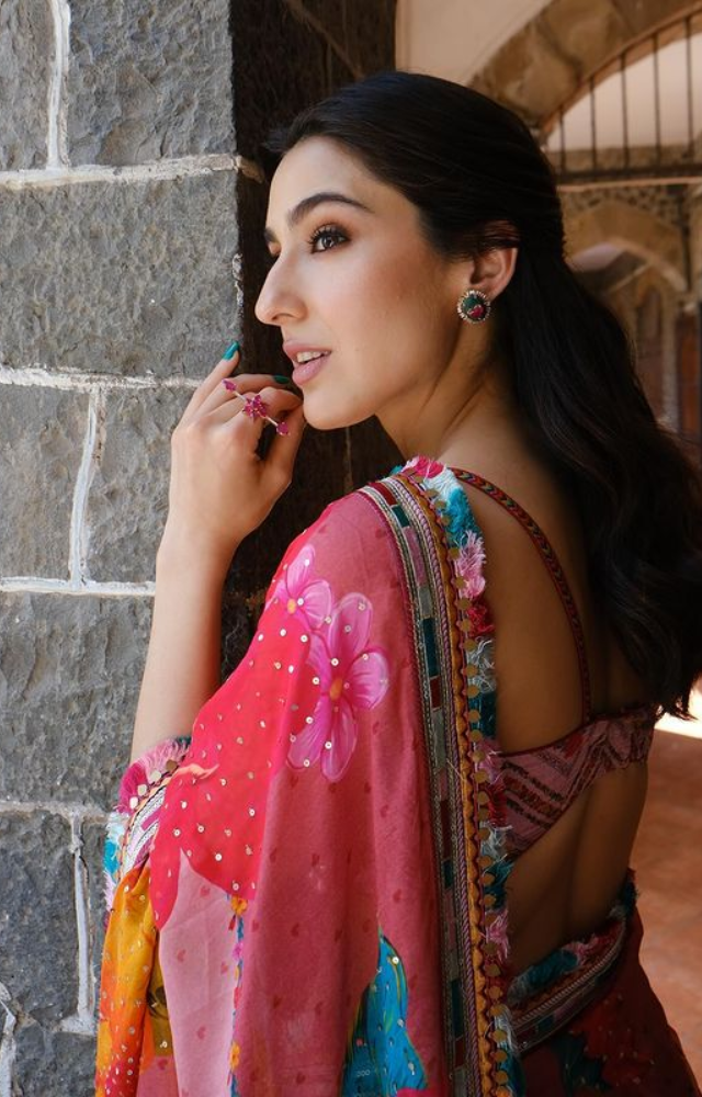 Sara dons a floral saree, weaving a tale of poise and sophistication. A visual delight, where fashion meets blooming grace.