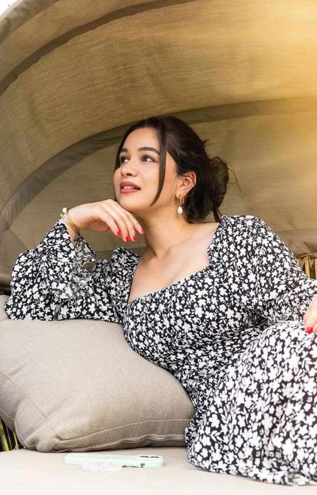 Cricket legend Sachin Tendulkar`s daughter, Sara, wows in a trendy black and white ensemble.