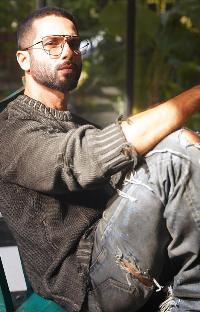 Shahid Kapoor in Dark Grey Woolen Tshirt
