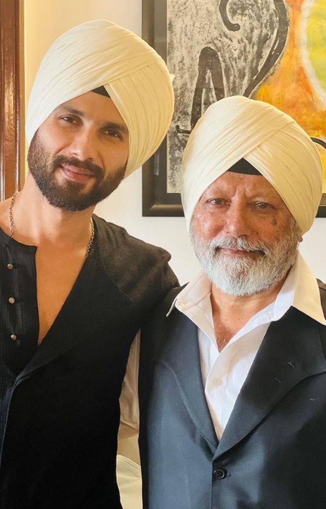 Shahid Kapoor Embraces the Turban, Showcasing Timeless Indian Fashion. A Majestic Statement Redefined!